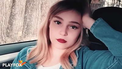 Sexy babe zuigt vrolijk op kortingskaart